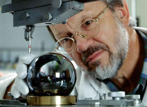 A CSIRO scientist examines a silicon sphere, similar to one that
will be used to determine the exact atomic weight of a kilogram.