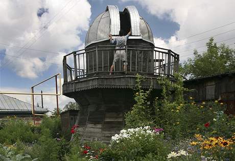 Astronomick nadenec ze sibiskho Barnaulu u observatoe s dalekohledem, kterou postavil Michail Levenko 