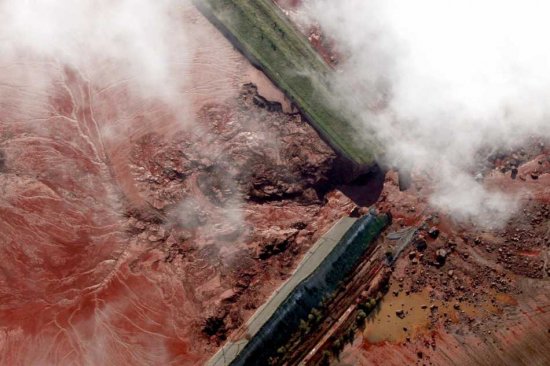 A handout picture released by Greenpeace on 08 October 2010 shows an aerial view of the broken damn responsible for the toxic Hungarian flood. The sludge covers fields, streets and canals. The toxic Hungarian sludge flood was caused by the rupture of a red sludge reservoir at an alumina plant in western Hungary and has affected seven towns near Ajkai, 160 km southwest of Budapest, Hungary. The flood of toxic is responsible for six missing people and 120 are injured. This sludge is highly toxic and contains a mixture of heavy metals.  EPA/PETER SOMOGYI-TOTH - HANDOUT