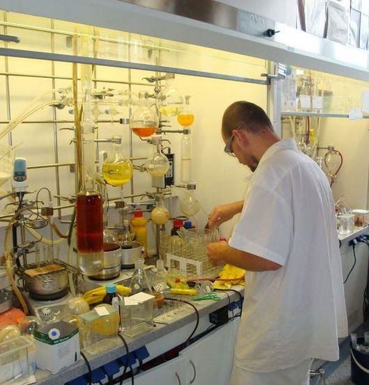 Laborato stavu organick chemie a biochemie Akademie vd. Z poznatk zkladnho vzkumu tu vznikaj velmi uiten sloueniny, napklad lky proti AIDS.