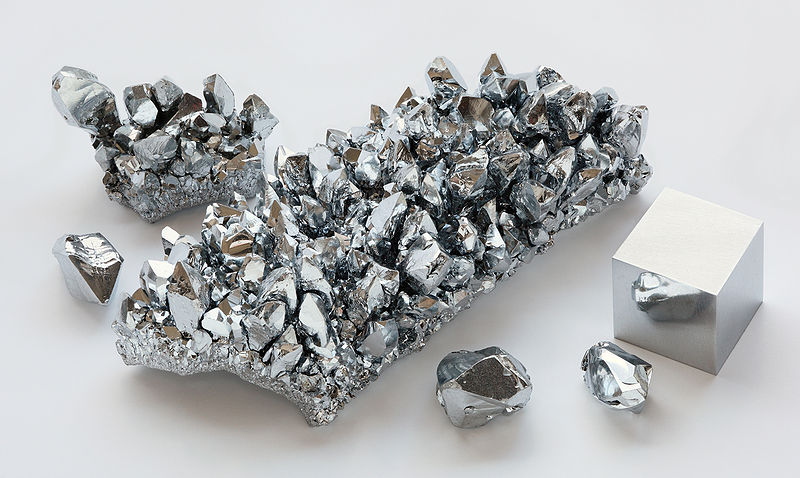 File:Chromium crystals and 1cm3 cube.jpg