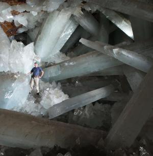 Gigantick krystaly sdrovce v jeskyni Cueva de los Cristales v dole Naica v mexickm stt Chihuahua (foto Javier Trueba)