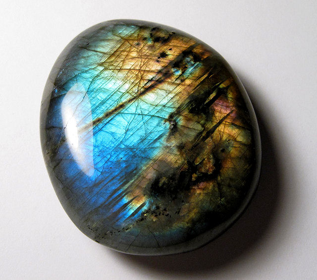 http://skywalker.cochise.edu/wellerr/mineral/labradorite/6labradorite2010.JPG