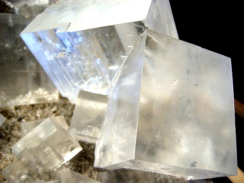 http://upload.wikimedia.org/wikipedia/commons/d/d0/Rock_salt_crystal.jpg