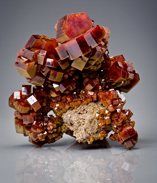 http://www.irocks.com/db_pics/new09mix/v17-vanadinite-mibladen-morocco_4735sm.jpg