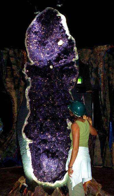 http://www.traveljournals.net/pictures/l/18/185550-empress-of-uruguay-amethyst-geode-at-the-chrystal-castle-atherton-australia.jpg