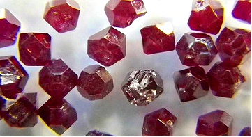 http://images.iop.org/objects/phw/news/17/10/10/PW-2013-10-10-Commissariat-nanodiamond.jpg