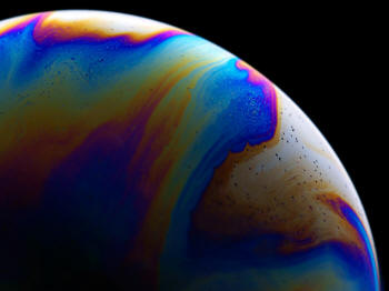 Photographer Jason Tozer Turns Soap Bubbles into Mysterious, Colorful Planets planets macro bubbles 