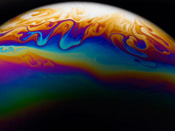 Photographer Jason Tozer Turns Soap Bubbles into Mysterious, Colorful Planets planets macro bubbles 